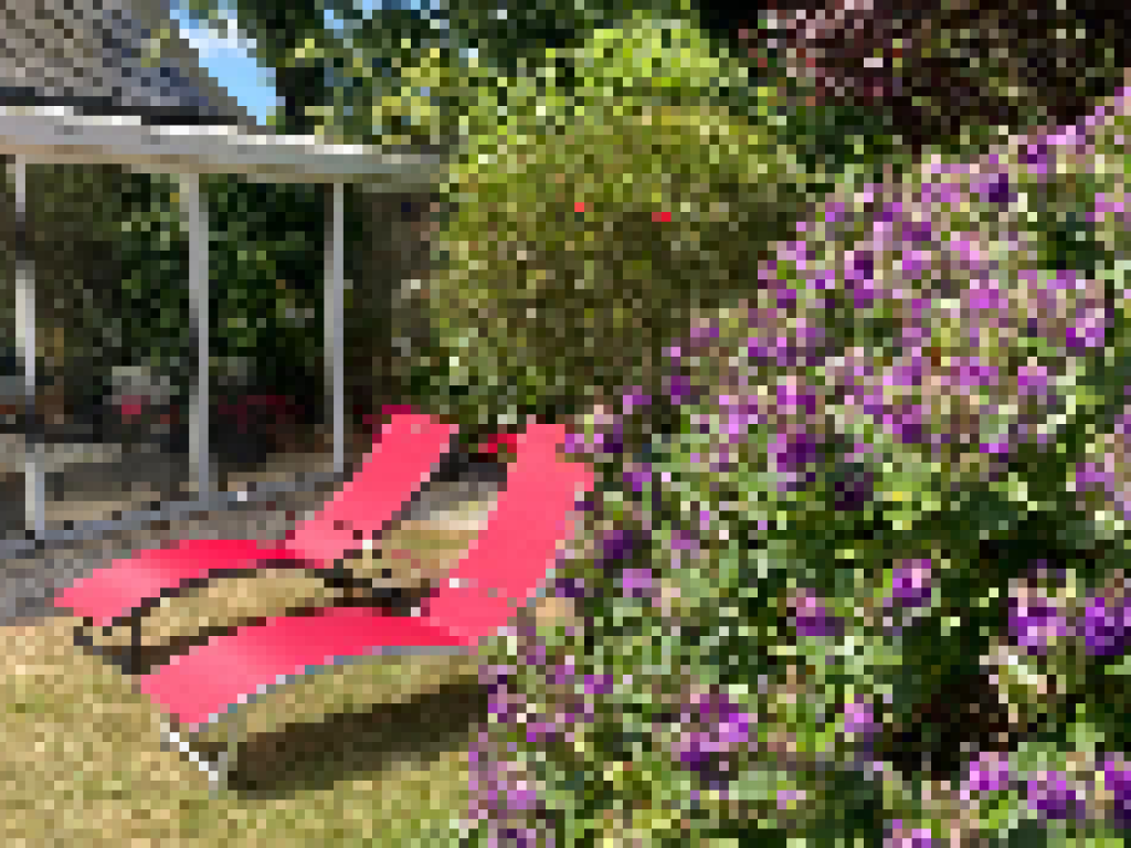 " Le Cottage aux volets bleus" est une longère pleine de charme et de grand confort. Elle est nichée dans un jardin clos, proche de la mer et des sentiers de randonnées (GR 34)
