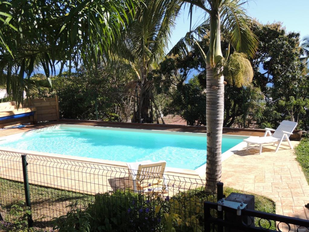 Meublé avec piscine 2 à 3 personnes ,en rez de chaussée de villa , accès indépendant