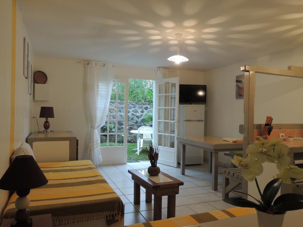 Meublé avec piscine 2 à 3 personnes ,en rez de chaussée de villa , accès indépendant