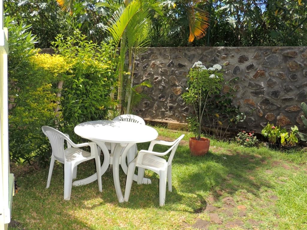 Meublé avec piscine 2 à 3 personnes ,en rez de chaussée de villa , accès indépendant