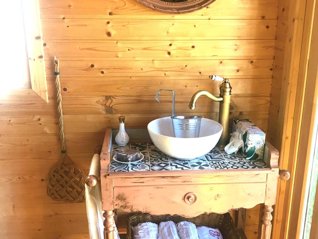 Roulotte Tzigane de Charme "La Brindille" 2 personnes