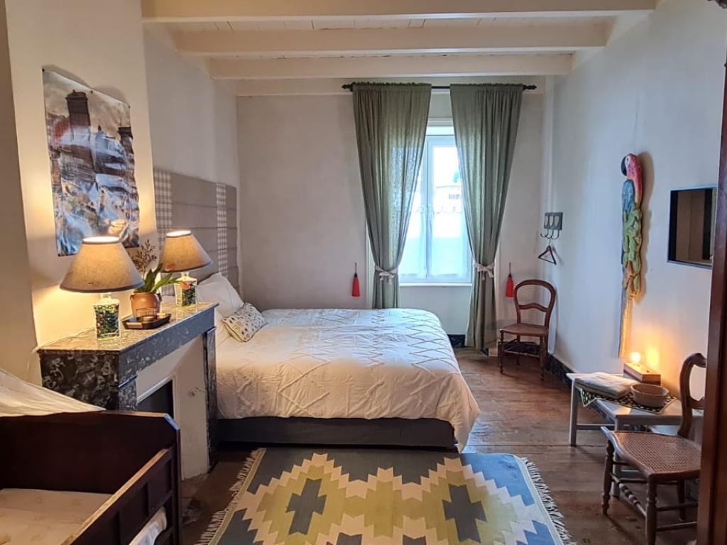 Spacieuse maison de village pour 5 personnes avec charmant patio fleuri en Toscane Auvergnate