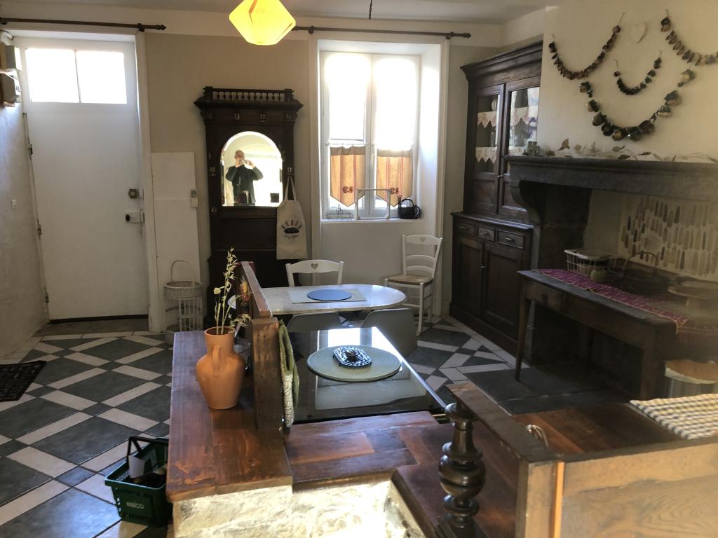 Spacieuse maison de village pour 5 personnes avec charmant patio fleuri en Toscane Auvergnate