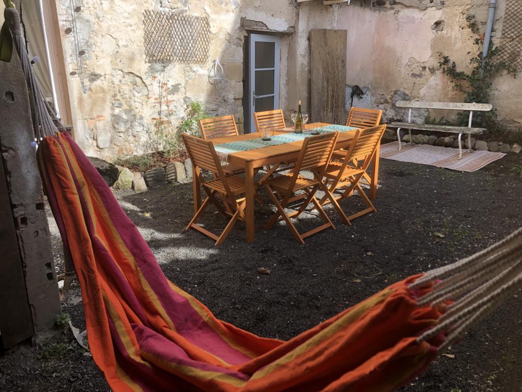 Spacieuse maison de village pour 5 personnes avec charmant patio fleuri en Toscane Auvergnate