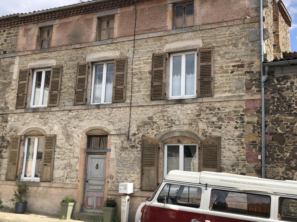 Spacieuse maison de village pour 5 personnes avec charmant patio fleuri en Toscane Auvergnate