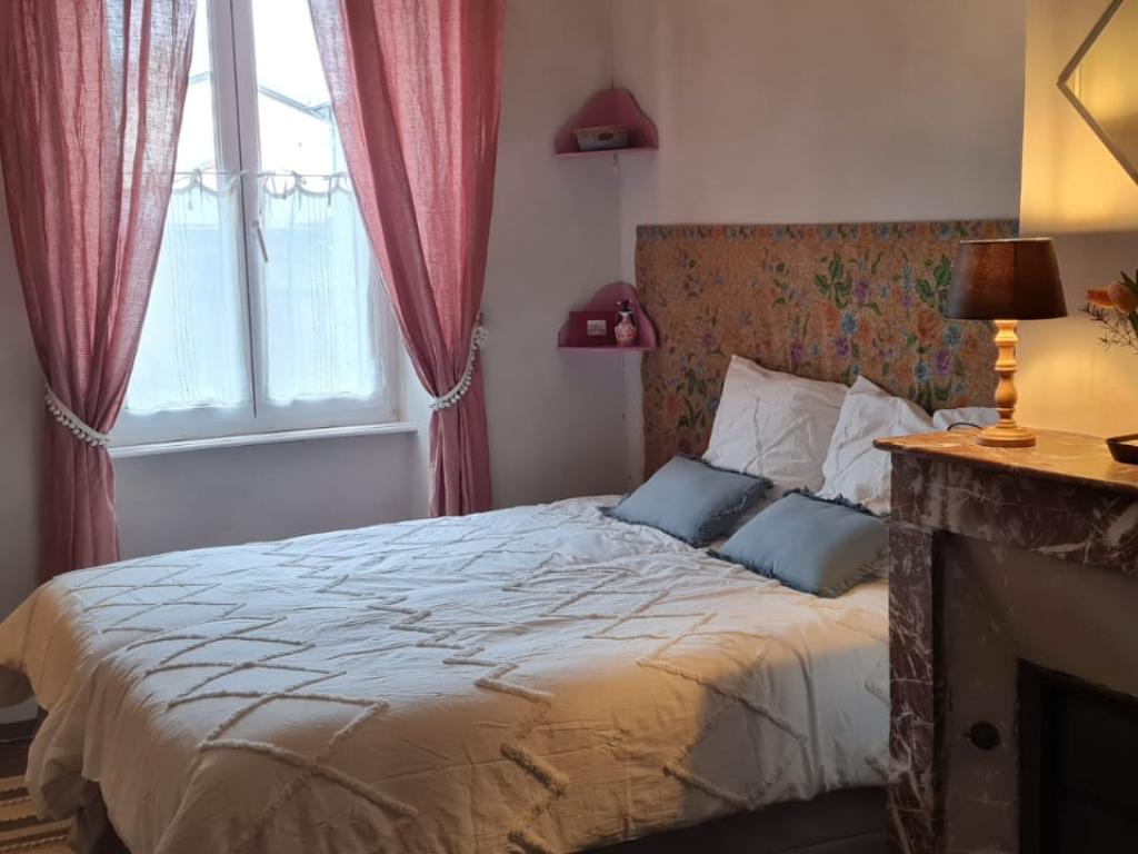 Spacieuse maison de village pour 5 personnes avec charmant patio fleuri en Toscane Auvergnate