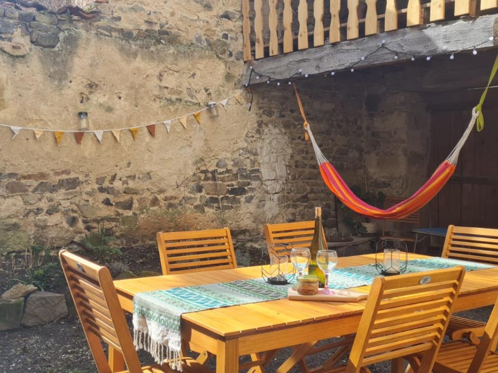 Spacieuse maison de village pour 5 personnes avec charmant patio fleuri en Toscane Auvergnate