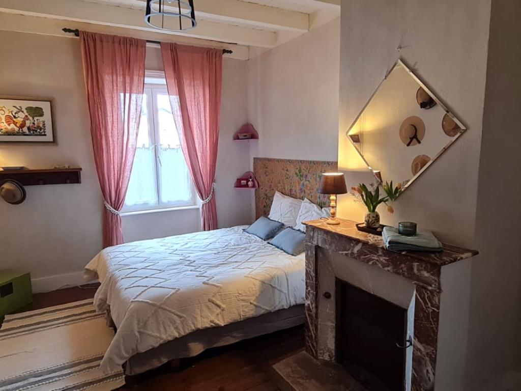 Spacieuse maison de village pour 5 personnes avec charmant patio fleuri en Toscane Auvergnate