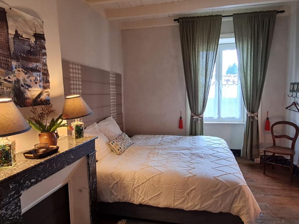 Spacieuse maison de village pour 5 personnes avec charmant patio fleuri en Toscane Auvergnate