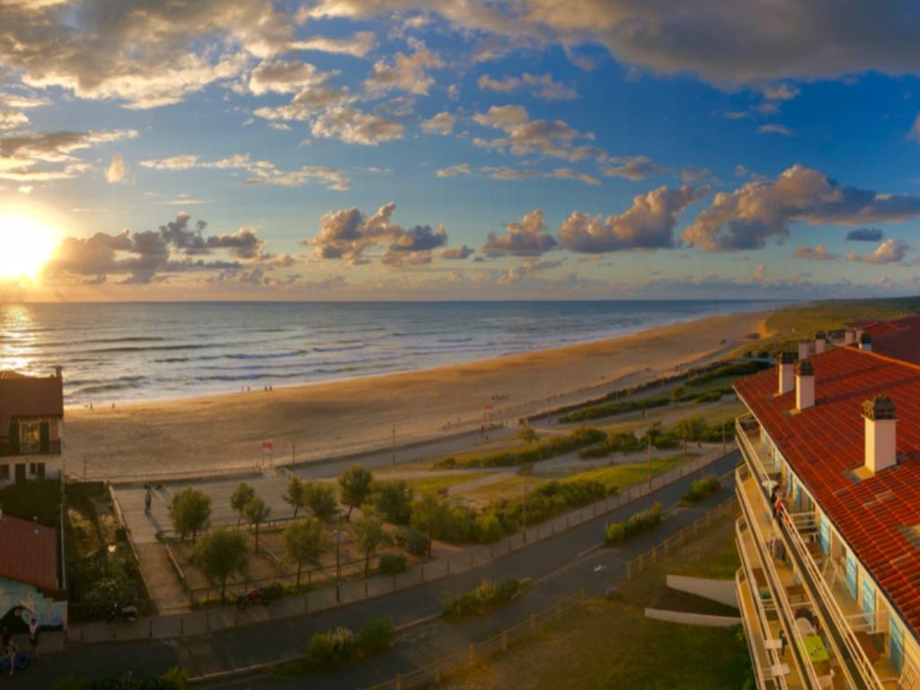 Vue superbe sur l'océan, la plage à vos pieds