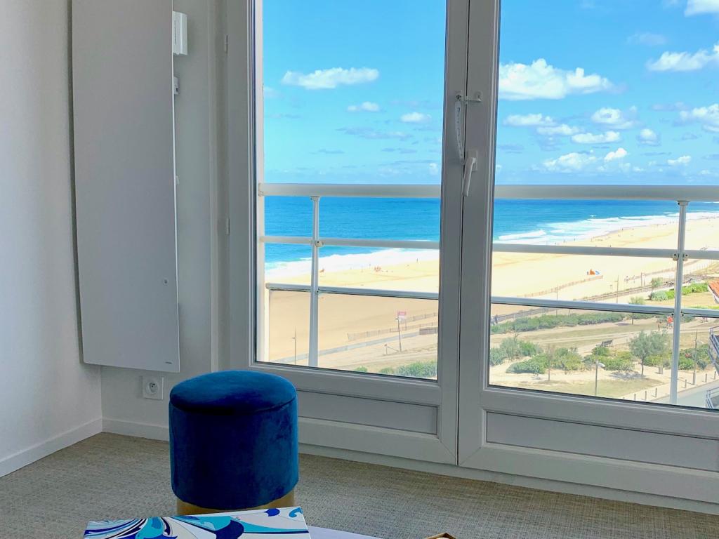 Vue superbe sur l'océan, la plage à vos pieds