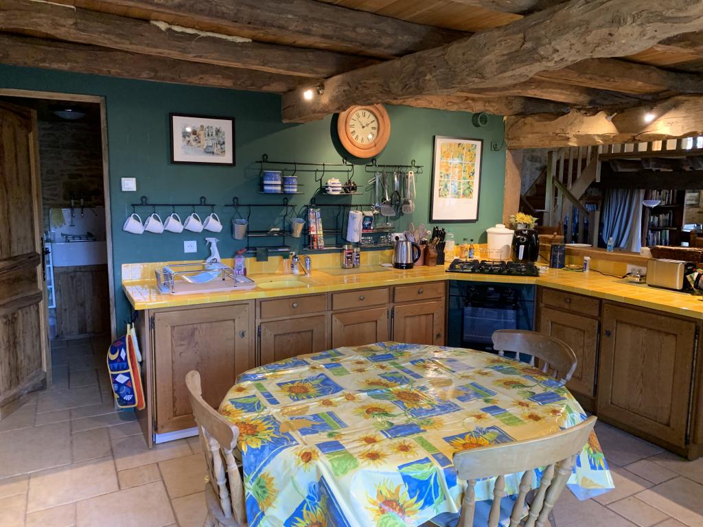 La Grange de Poncet, St Pompon, La Dordogne, à l'origine une grange agricole, a été convertie avec goût et conserve de nombreux bois d'origine