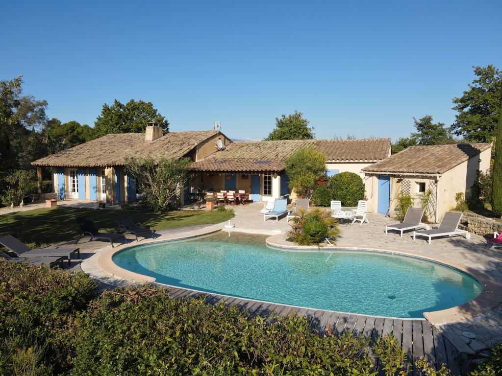 Pernes-les-Fontaines, perle du Vaucluse aux 40 fontaines, proche de Isles-sur-Sorgue, de Gordes et du Ventoux