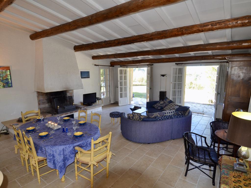 Pernes-les-Fontaines, perle du Vaucluse aux 40 fontaines, proche de Isles-sur-Sorgue, de Gordes et du Ventoux