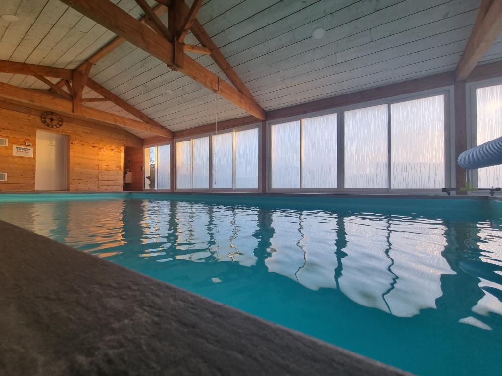 Maison de 4 chambres indépendantes et piscine intérieure chauffée