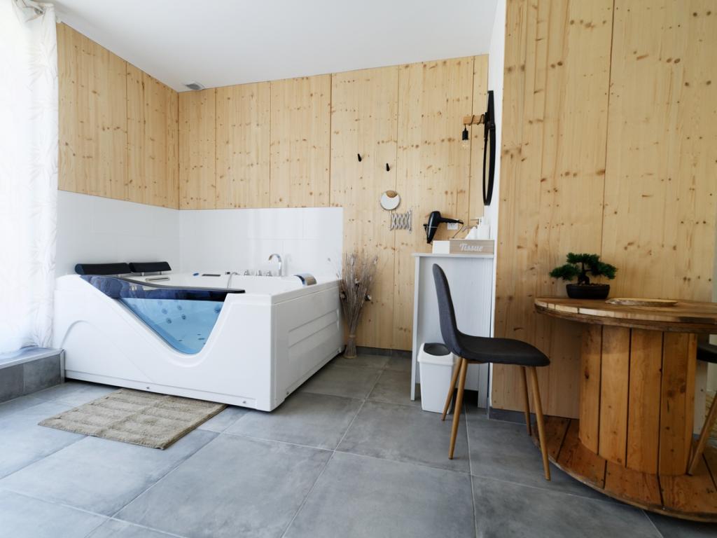 Maison de 4 chambres indépendantes et piscine intérieure chauffée