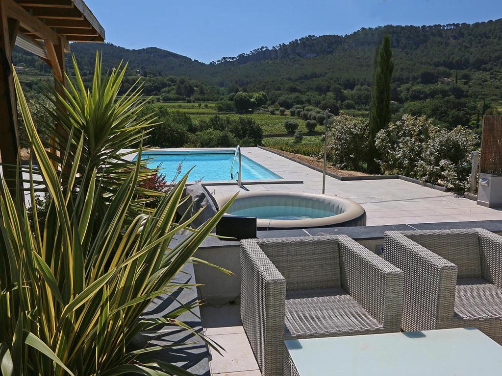 Petite maison en pierres taillées de 40 M2 avec 4 étoiles et label tourisme et 4 handicaps