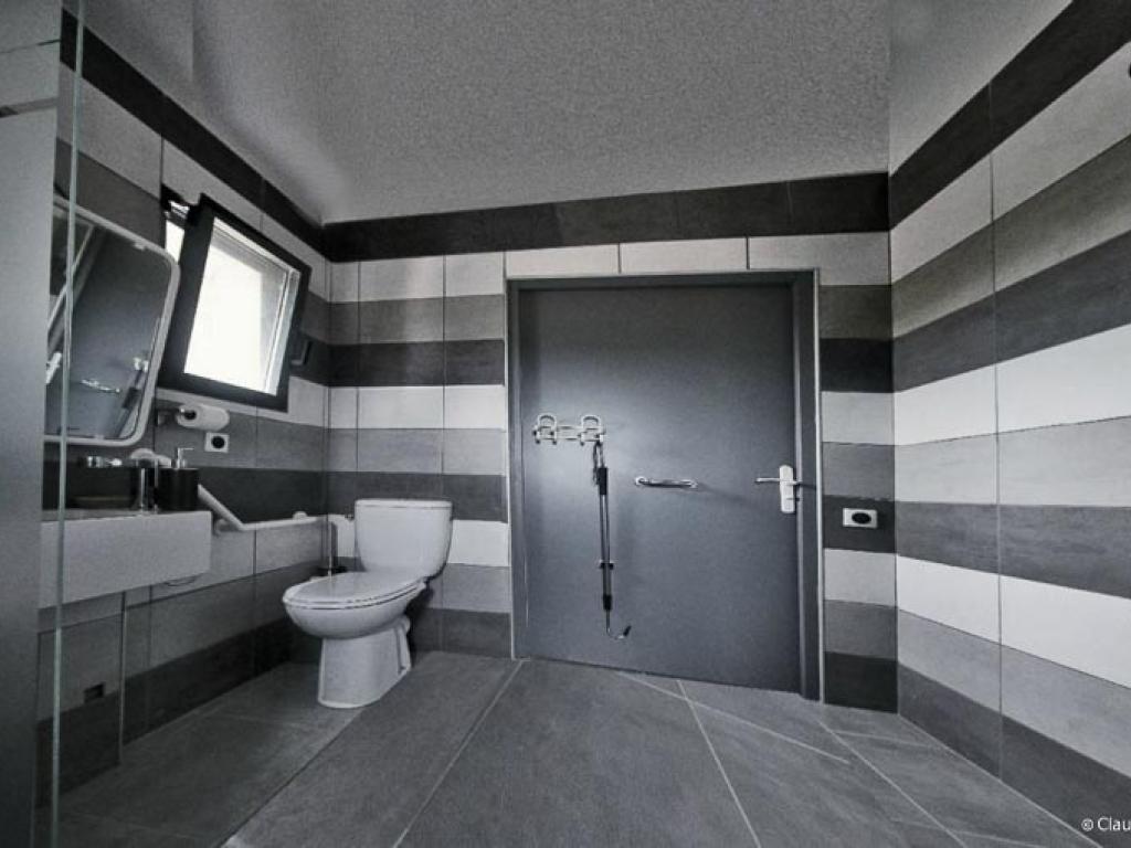 Petite maison en pierres taillées de 40 M2 avec 4 étoiles et label tourisme et 4 handicaps