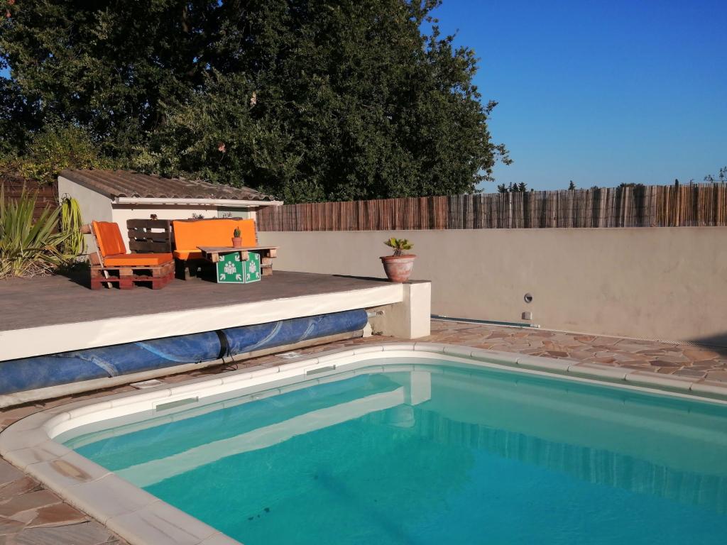 Rez-de-chaussée de villa avec piscine, pétanque, barbecue... au calme