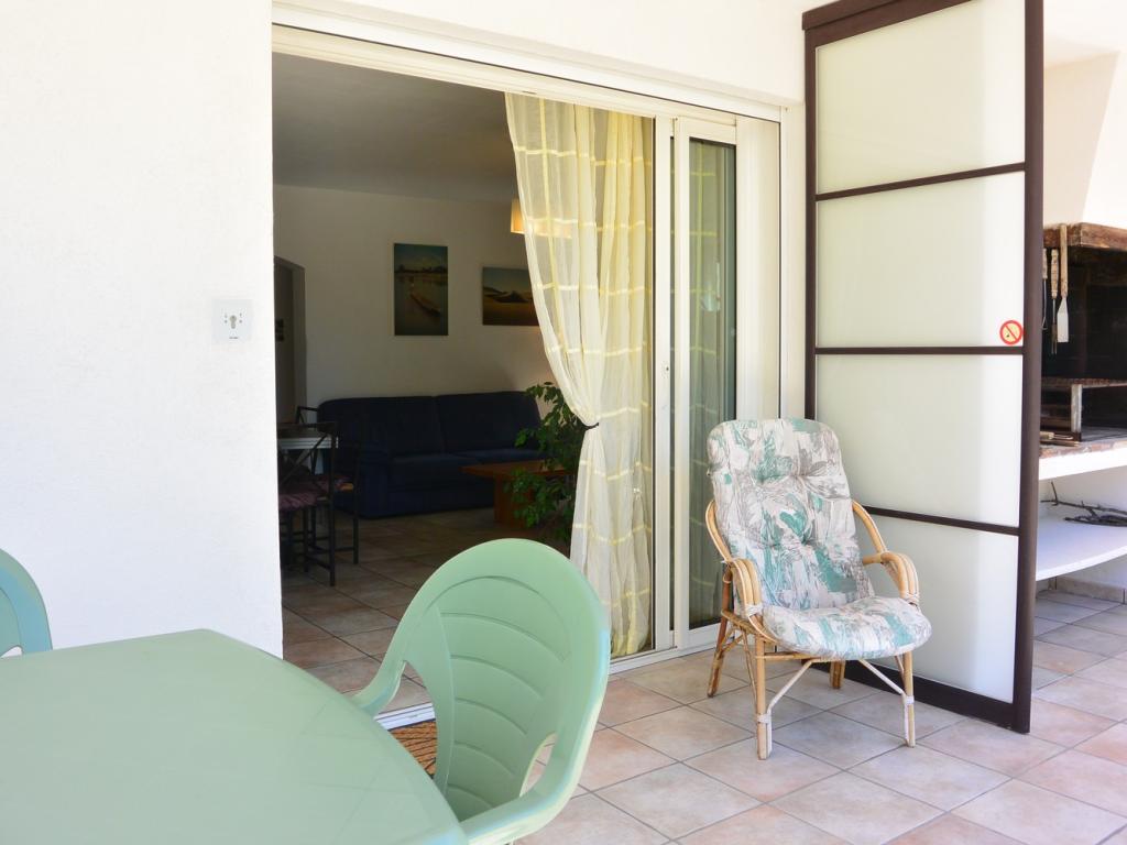 Rez-de-chaussée de villa avec piscine, pétanque, barbecue... au calme