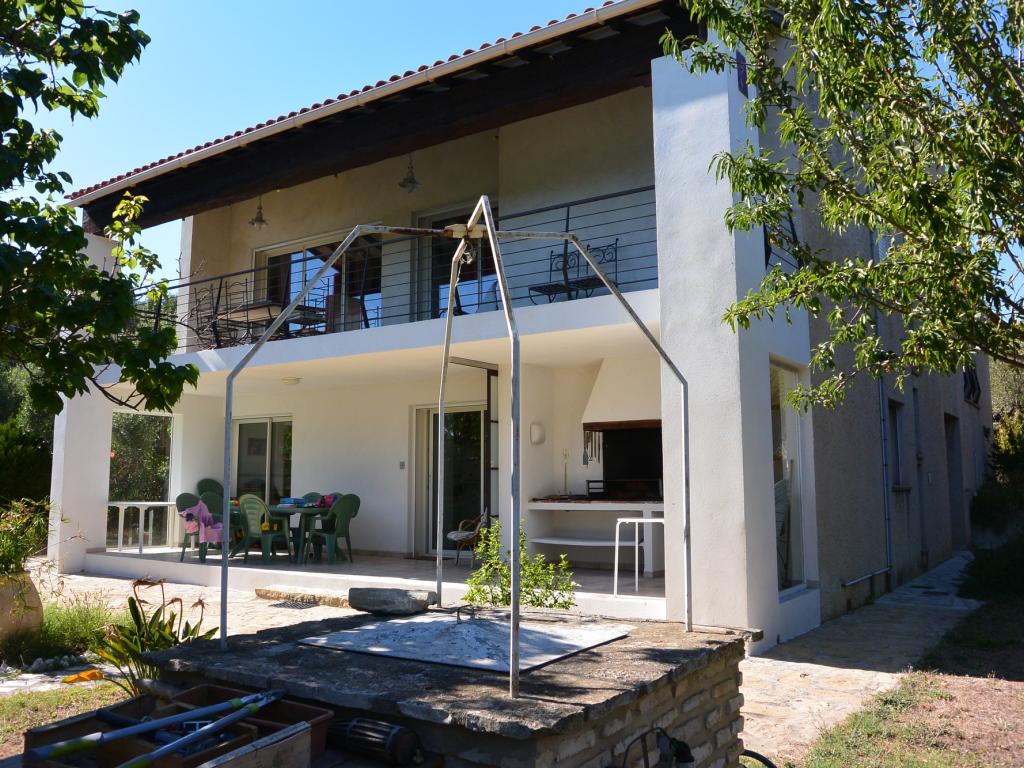 Rez-de-chaussée de villa avec piscine, pétanque, barbecue... au calme