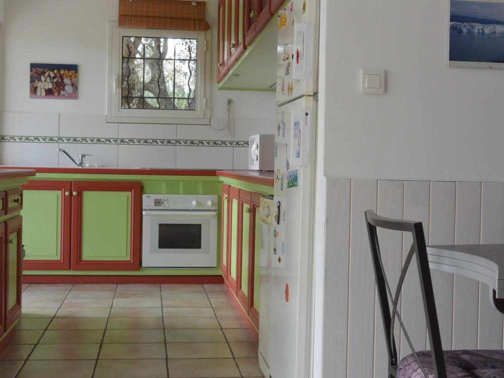Rez-de-chaussée de villa avec piscine, pétanque, barbecue... au calme