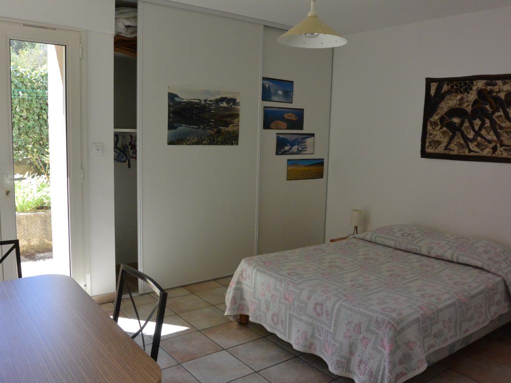 Rez-de-chaussée de villa avec piscine, pétanque, barbecue... au calme
