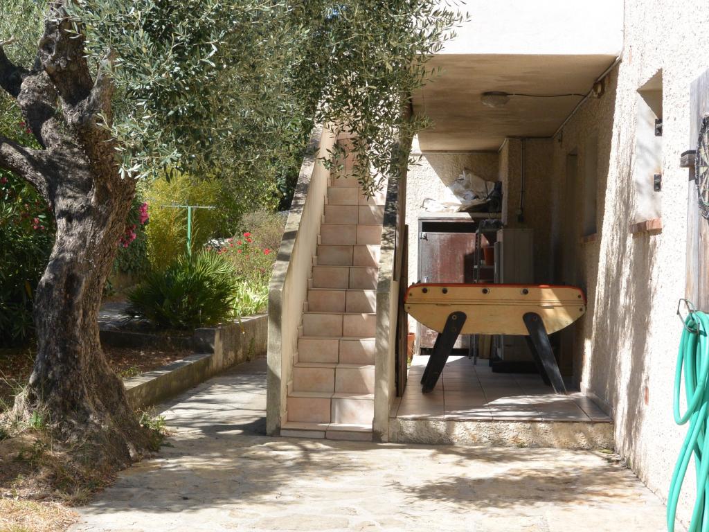 Rez-de-chaussée de villa avec piscine, pétanque, barbecue... au calme
