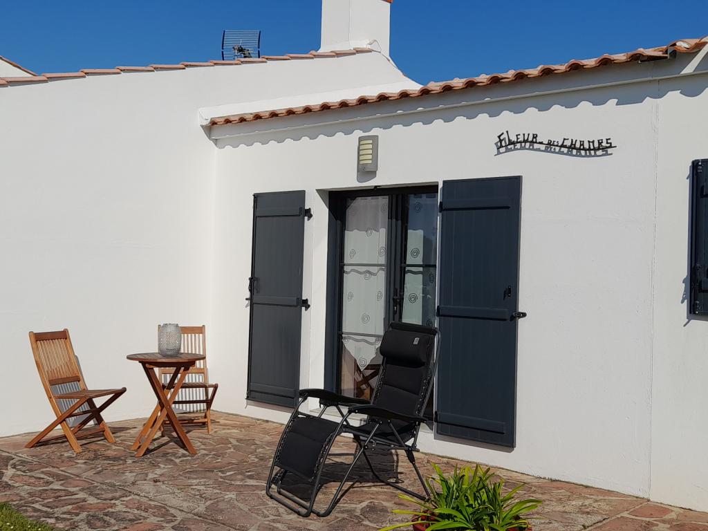 Très jolie maison noirmoutrine idéalement placée à 200m des plages, du port de l'Herbaudière et des commerces essentiels. Deux chambres, deux salles de bain.