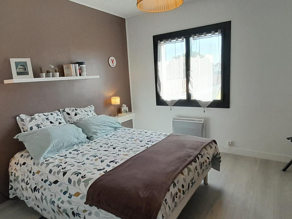Très jolie maison noirmoutrine idéalement placée à 200m des plages, du port de l'Herbaudière et des commerces essentiels. Deux chambres, deux salles de bain.