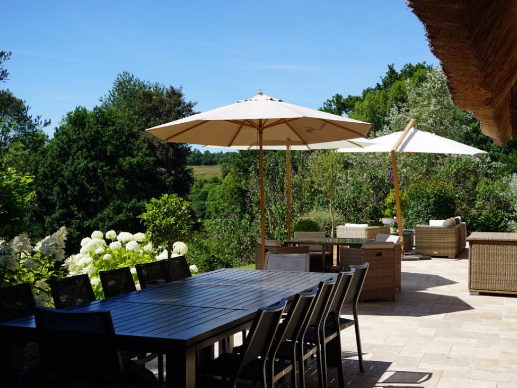 La Moutinière, authentique chaumière normande avec piscine à 25 mn de Deauville, au grand calme. Très belles prestations.