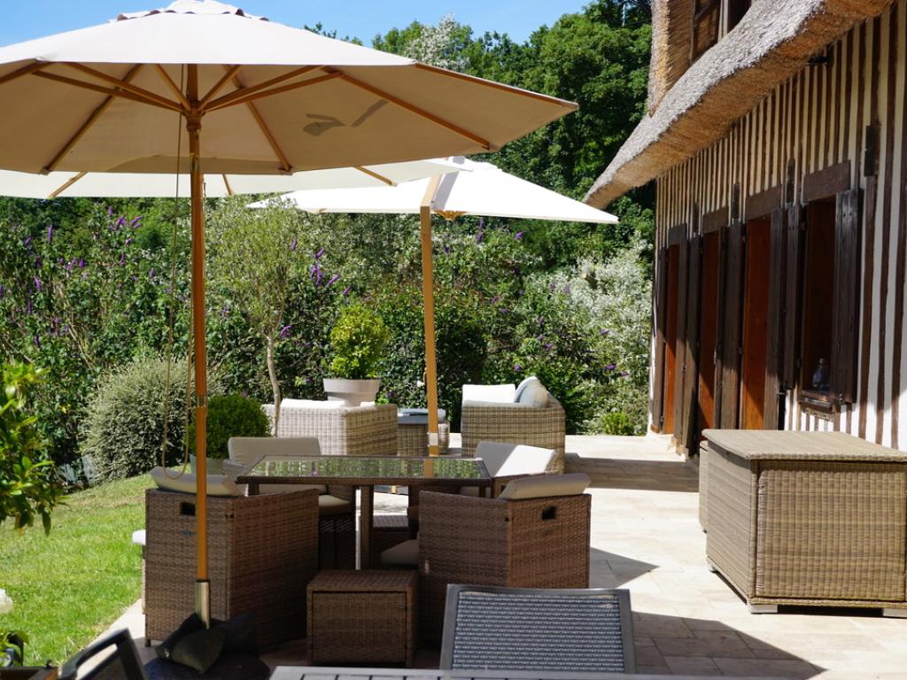 La Moutinière, authentique chaumière normande avec piscine à 25 mn de Deauville, au grand calme. Très belles prestations.