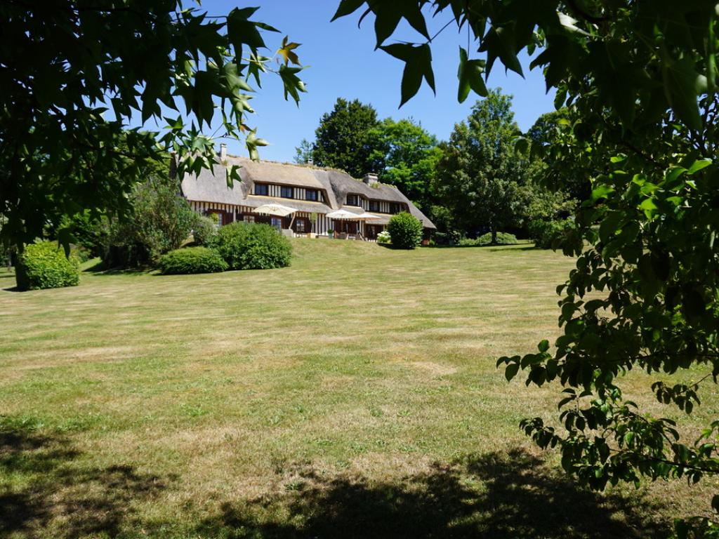 La Moutinière, authentique chaumière normande avec piscine à 25 mn de Deauville, au grand calme. Très belles prestations.