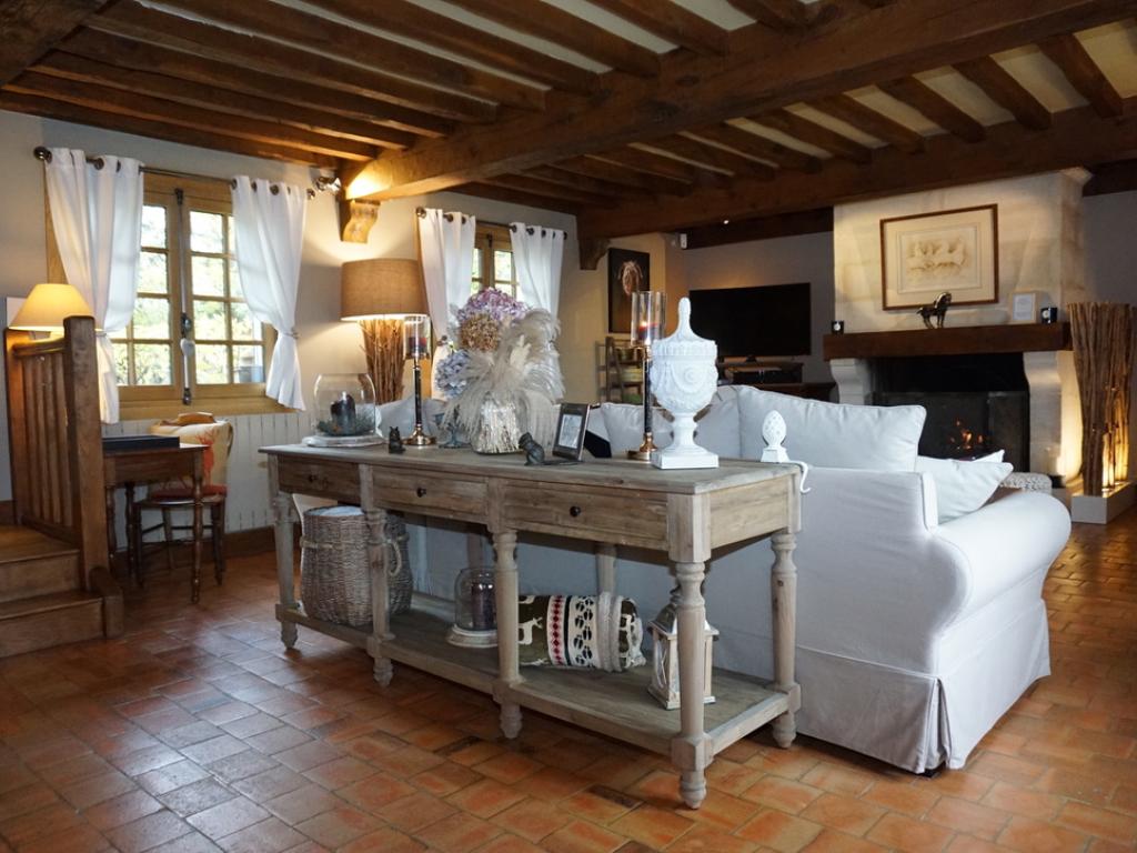 La Moutinière, authentique chaumière normande avec piscine à 25 mn de Deauville, au grand calme. Très belles prestations.