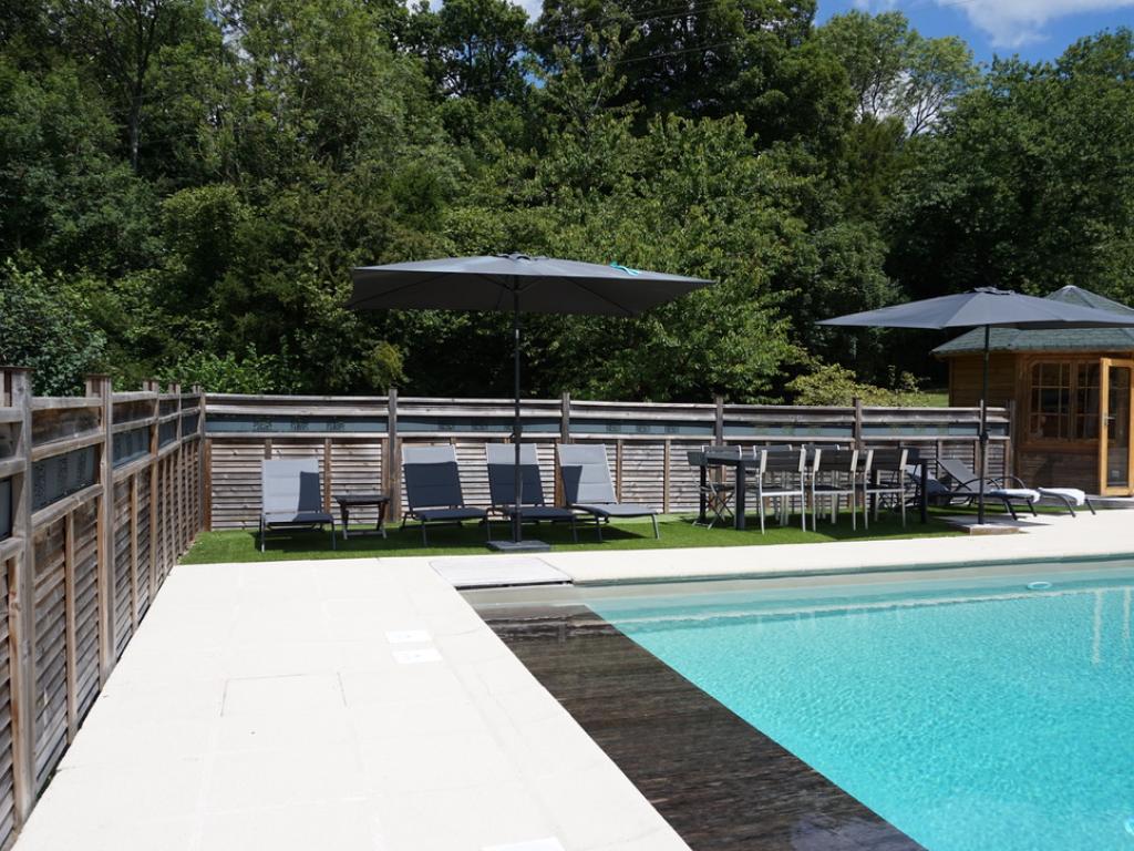 La Moutinière, authentique chaumière normande avec piscine à 25 mn de Deauville, au grand calme. Très belles prestations.