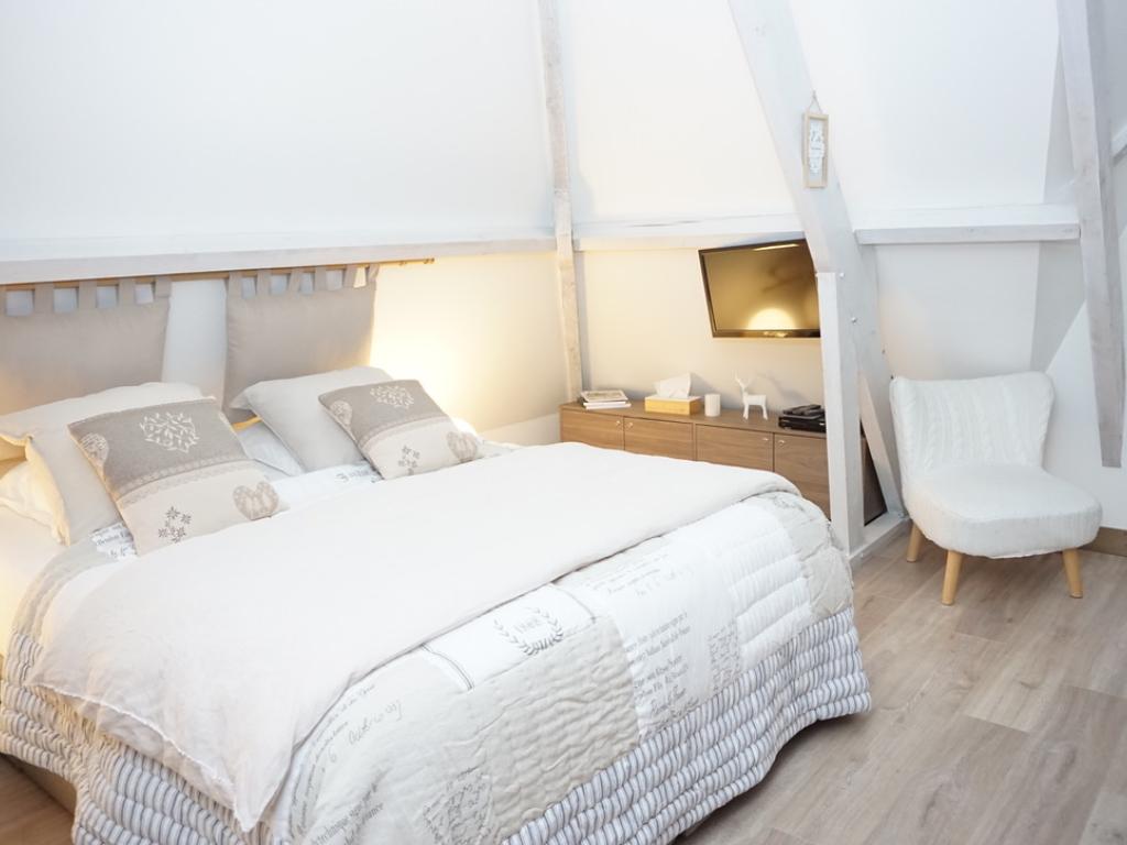 La Moutinière, authentique chaumière normande avec piscine à 25 mn de Deauville, au grand calme. Très belles prestations.