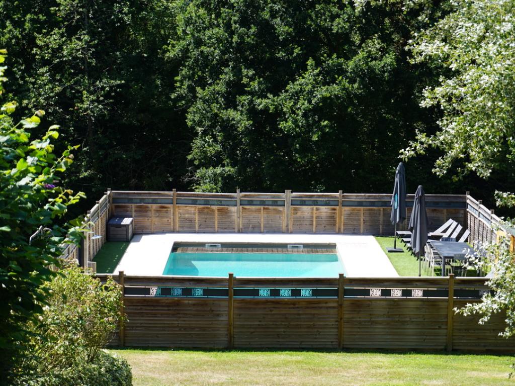 La Moutinière, authentique chaumière normande avec piscine à 25 mn de Deauville, au grand calme. Très belles prestations.