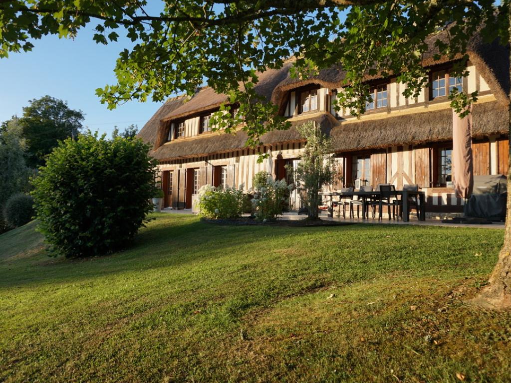 La Moutinière, authentique chaumière normande avec piscine à 25 mn de Deauville, au grand calme. Très belles prestations.