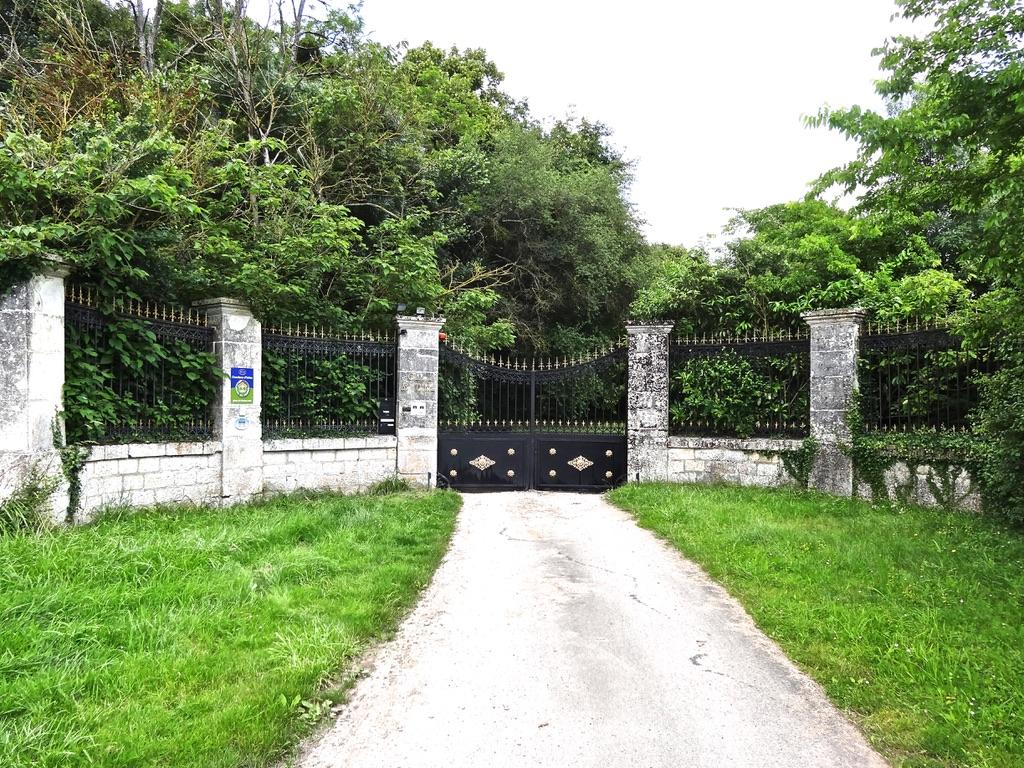 CHATEAU LES VALLEES