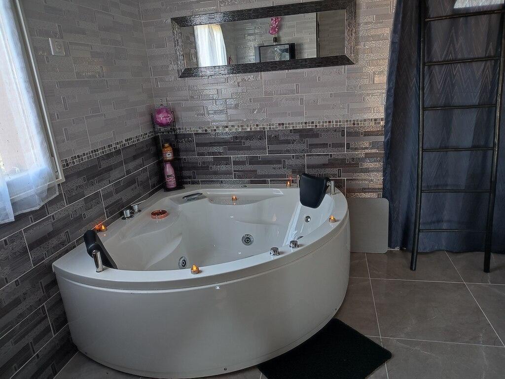 COSY OCCITAN  Carcassonne gite classé 3 * indépendant  baignoire balneo  2/4 personnes terrasse sur terrain clos bien situé