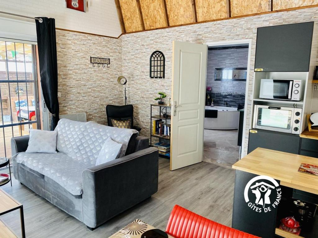 COSY OCCITAN  Carcassonne gite classé 3 * indépendant  baignoire balneo  2/4 personnes terrasse sur terrain clos bien situé
