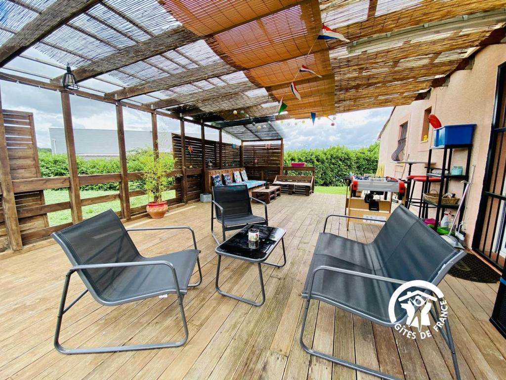 COSY OCCITAN  Carcassonne gite classé 3 * indépendant  baignoire balneo  2/4 personnes terrasse sur terrain clos bien situé