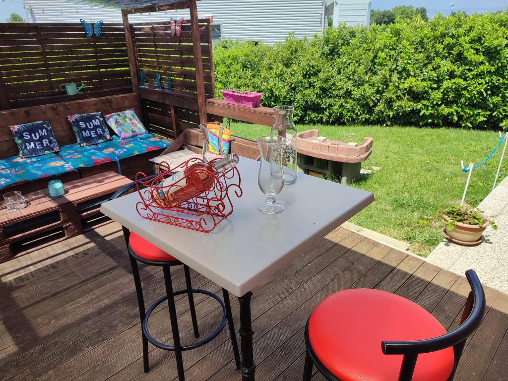 COSY OCCITAN  Carcassonne gite classé 3 * indépendant  baignoire balneo  2/4 personnes terrasse sur terrain clos bien situé