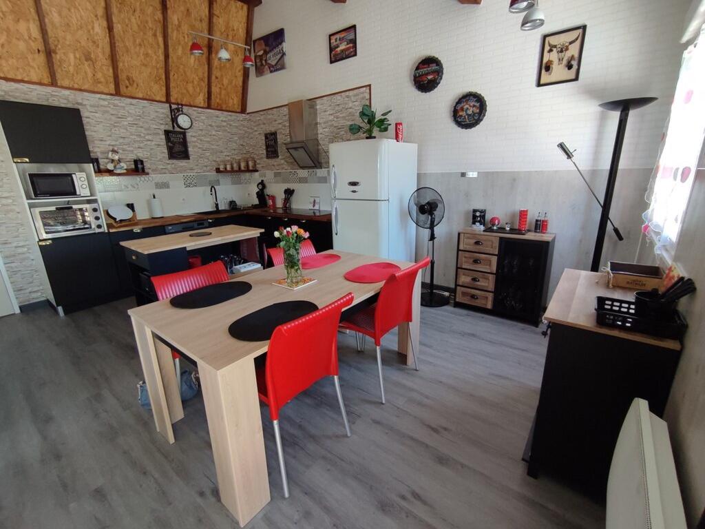 COSY OCCITAN  Carcassonne gite classé 3 * indépendant  baignoire balneo  2/4 personnes terrasse sur terrain clos bien situé