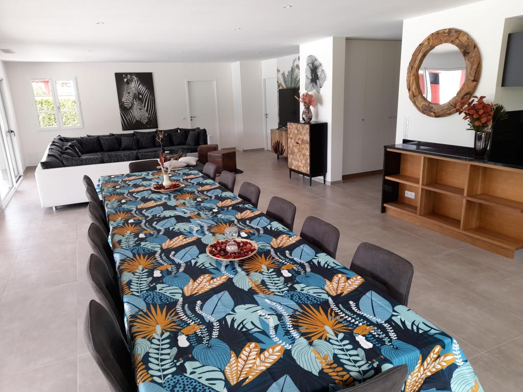 Villa Zeruko Izarra 5* climatisée, piscine chauffée dans un des "Plus beaux villages de France". Tout à proximité : Plages, Sports, Loisirs, Tourisme