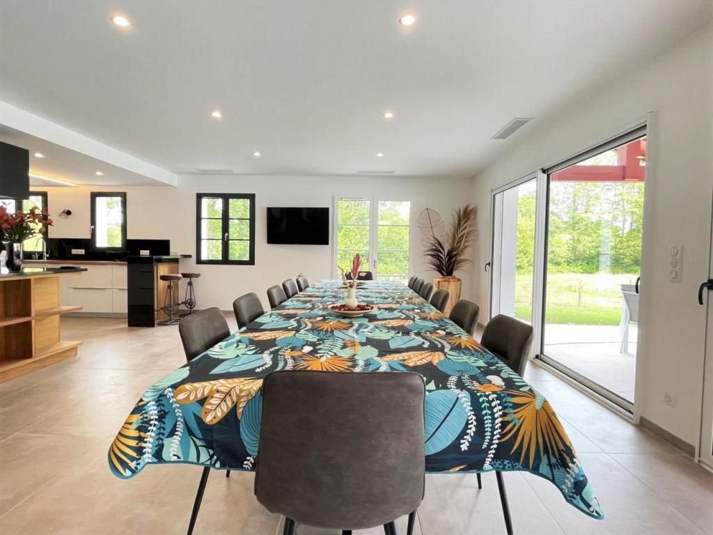Villa Zeruko Izarra 5* climatisée, piscine chauffée dans un des "Plus beaux villages de France". Tout à proximité : Plages, Sports, Loisirs, Tourisme