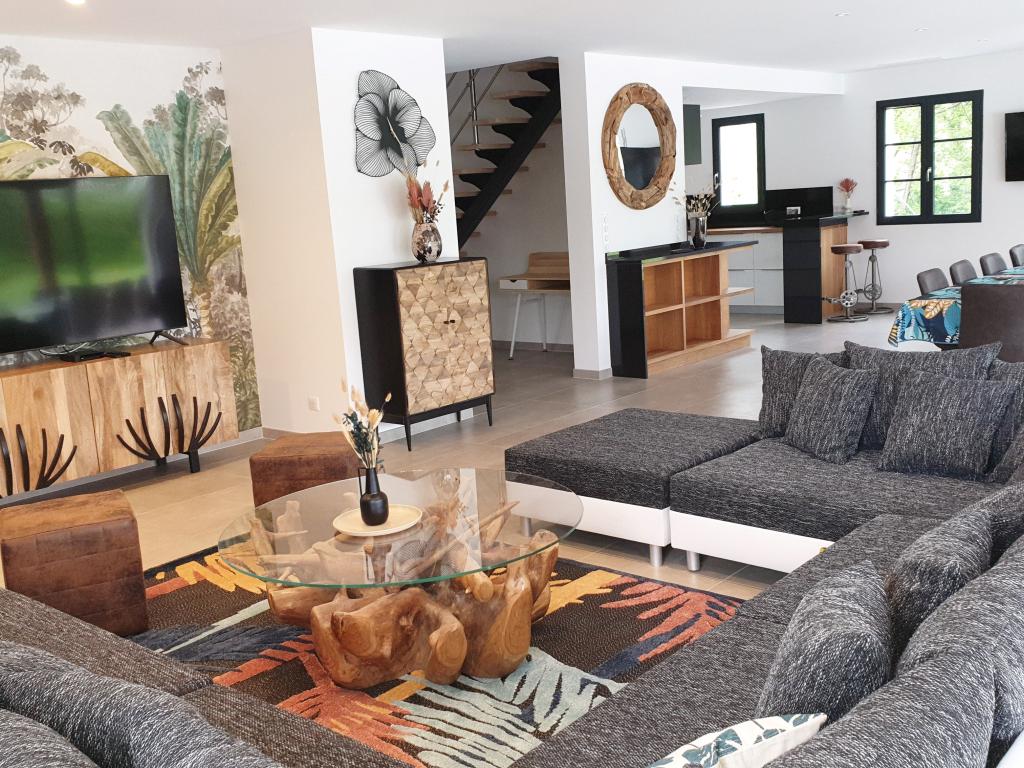 Villa Zeruko Izarra 5* climatisée, piscine chauffée dans un des "Plus beaux villages de France". Tout à proximité : Plages, Sports, Loisirs, Tourisme