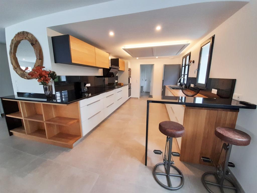 Villa Zeruko Izarra 5* climatisée, piscine chauffée dans un des "Plus beaux villages de France". Tout à proximité : Plages, Sports, Loisirs, Tourisme
