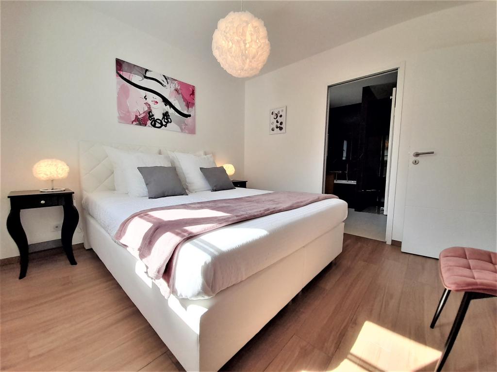 Villa Zeruko Izarra 5* climatisée, piscine chauffée dans un des "Plus beaux villages de France". Tout à proximité : Plages, Sports, Loisirs, Tourisme