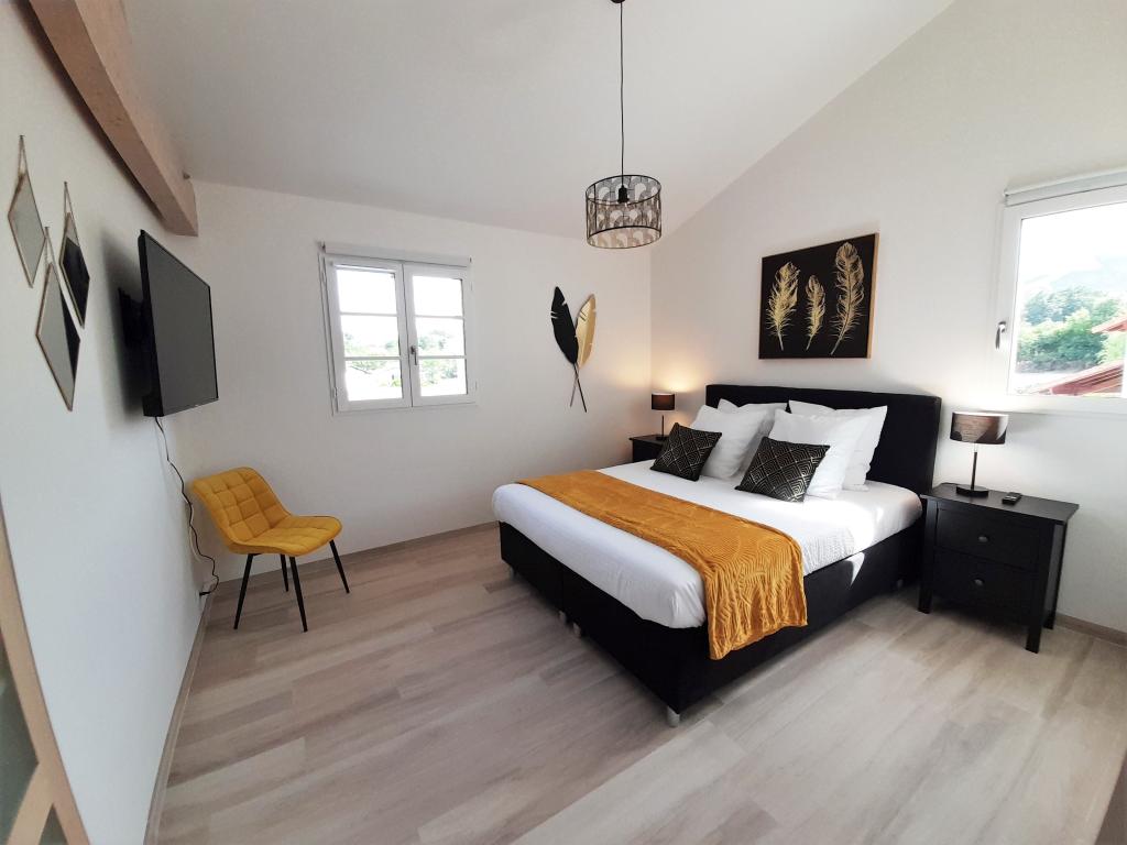 Villa Zeruko Izarra 5* climatisée, piscine chauffée dans un des "Plus beaux villages de France". Tout à proximité : Plages, Sports, Loisirs, Tourisme
